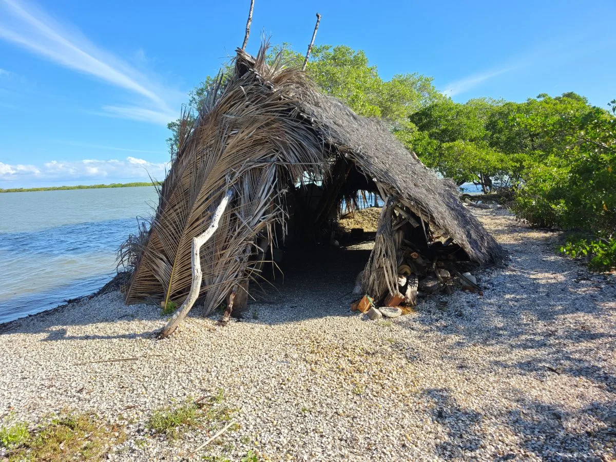 Cabana de palha à beira do estuário