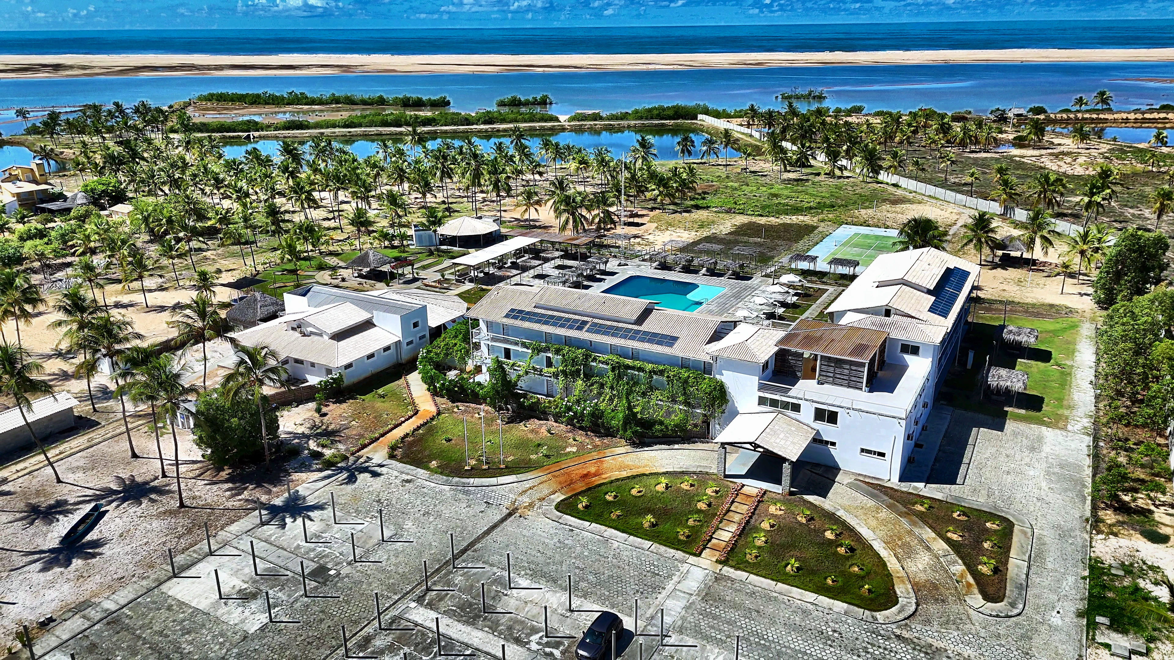 Vista aérea do Ecoprivillege Hotel em Boca da Barra, Pacatuba/SE — piscina, coqueirais e o rio ao fundo